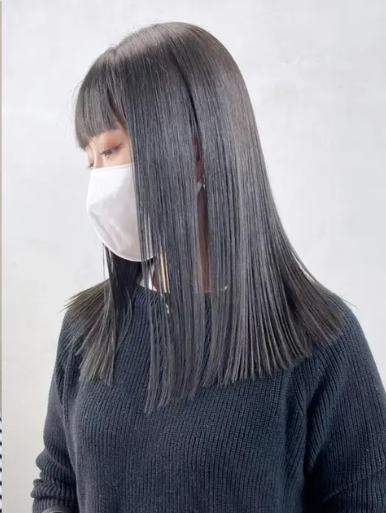 暗めグレーの髪色